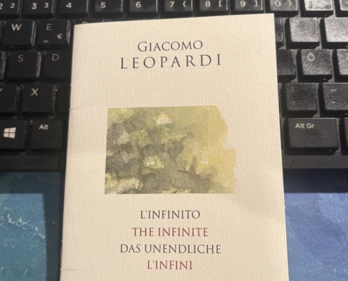 Giacomo Leopardi - Buch mit dem Titel L`Infinito