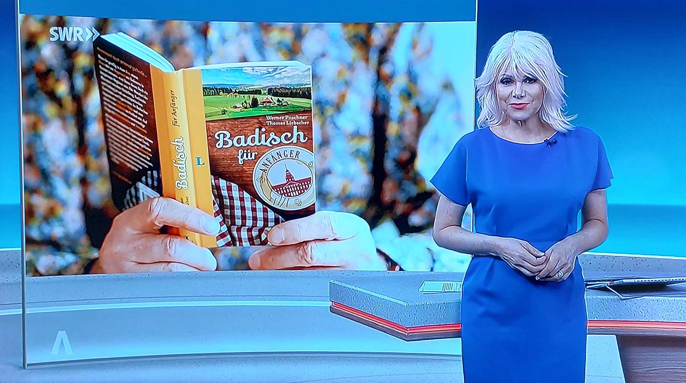 Während einer Anmoderation zu einem Beitrag zeigt der SWR das Buchcover "Badisch für Anfänger" von Thomas Liebscher